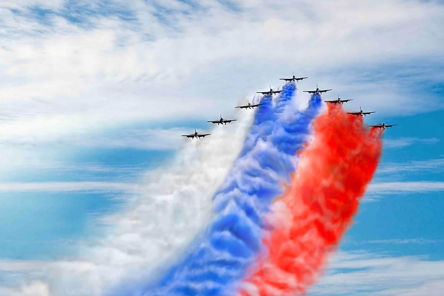 Флаги России на фоне неба